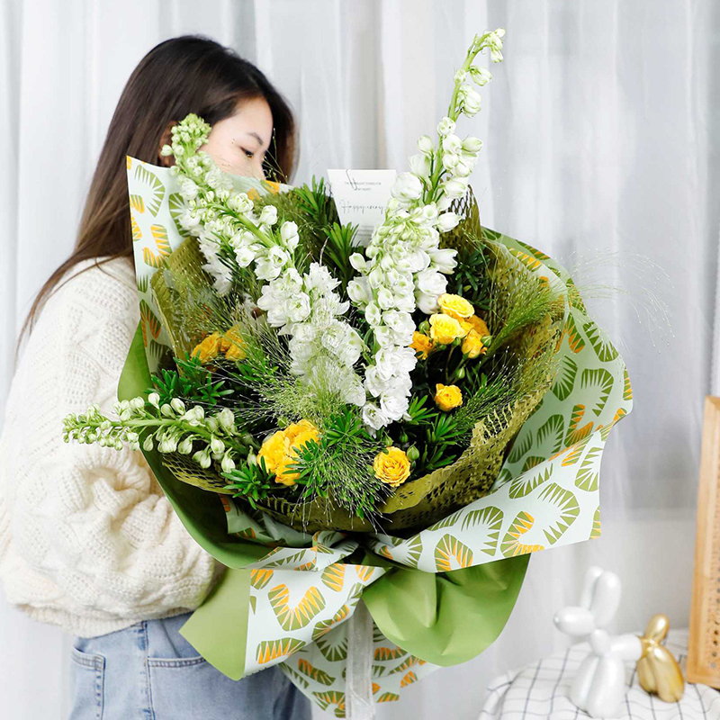 Enam kertas pembungkus bunga bercorak daun berwarna terang