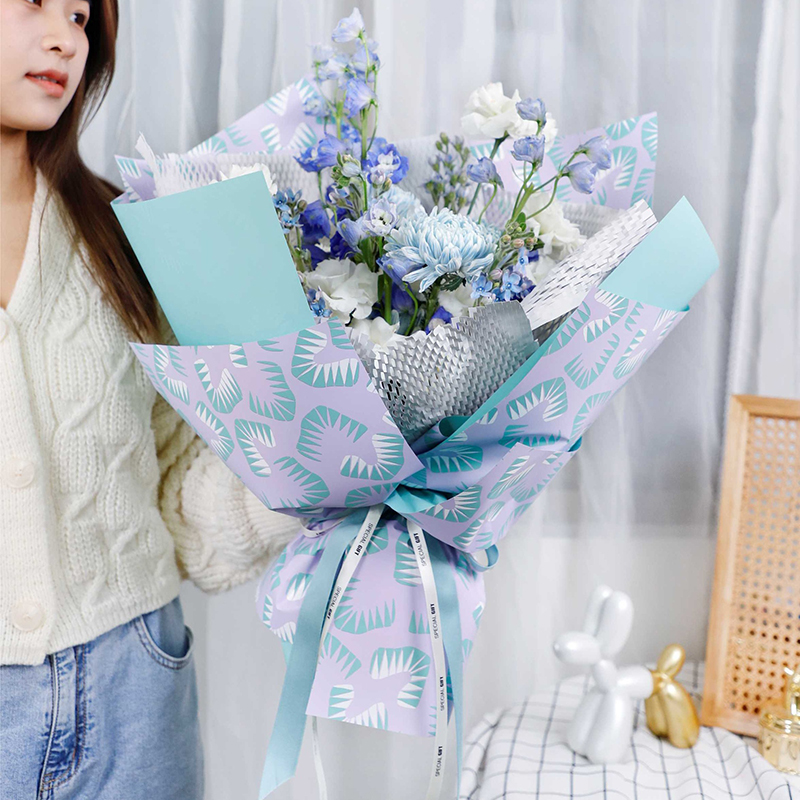 Enam kertas pembungkus bunga bercorak daun berwarna terang